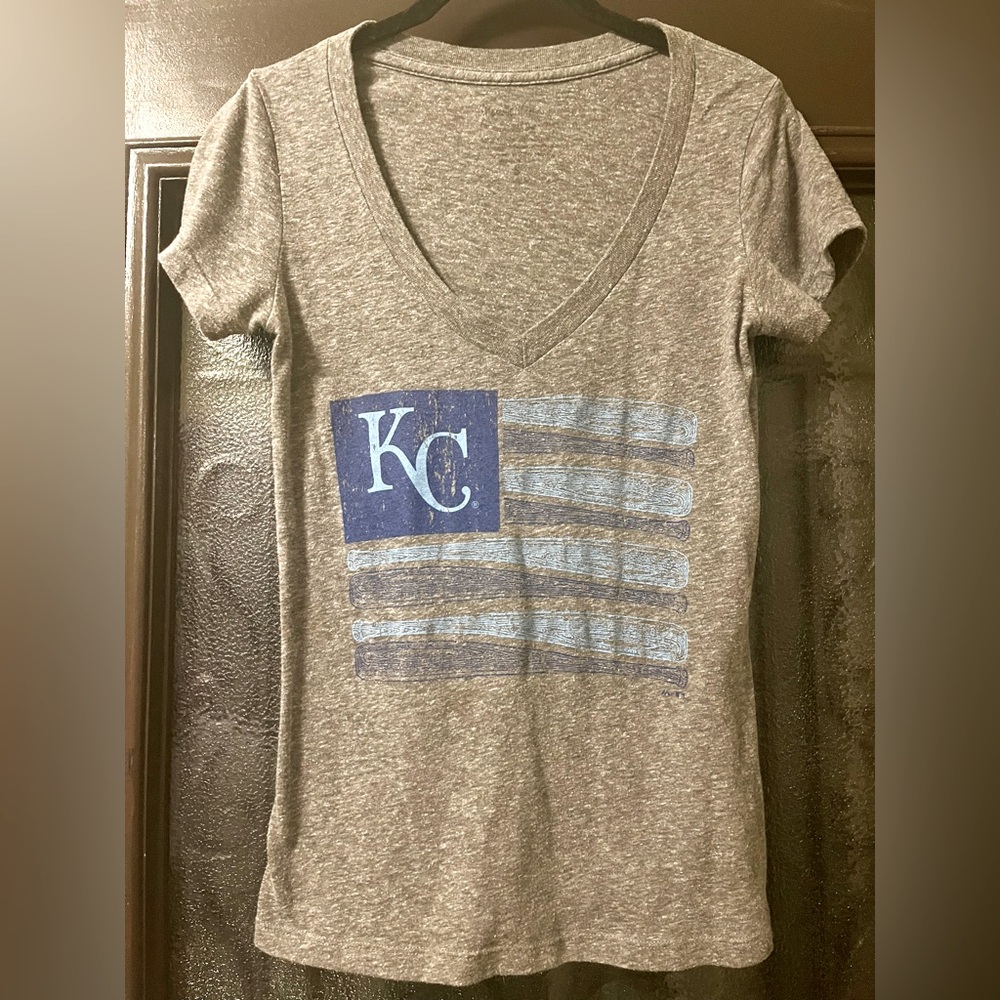 MLB KC Royals Baseball Bat Flag Women’s VNeck Tee Shirt Top Gray Kansas City